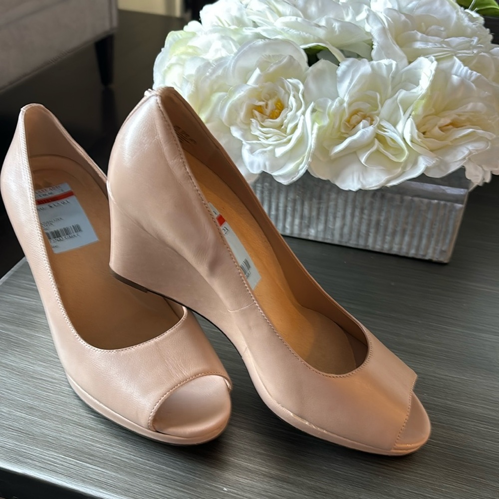 Naturalizer leather peep toe sandals. 7 1/2. Brand new Never worn. Olivia